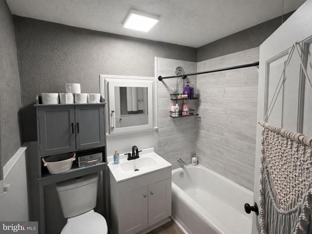 327 1ST AVE, Red Lion, PA 17356