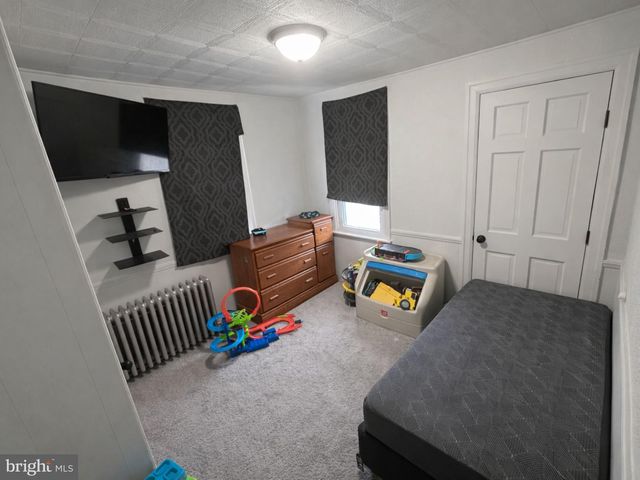 327 1ST AVE, Red Lion, PA 17356