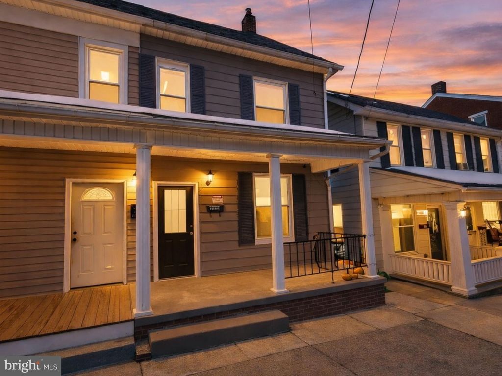 327 1ST AVE, Red Lion, PA 17356