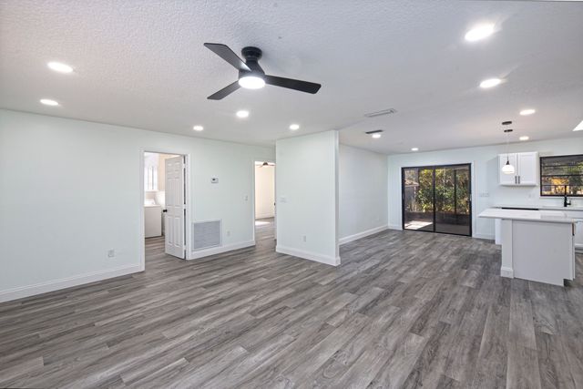 945 SW 33rd Avenue, Vero Beach, FL 32968