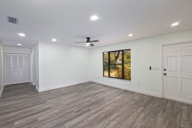 945 SW 33rd Avenue, Vero Beach, FL 32968