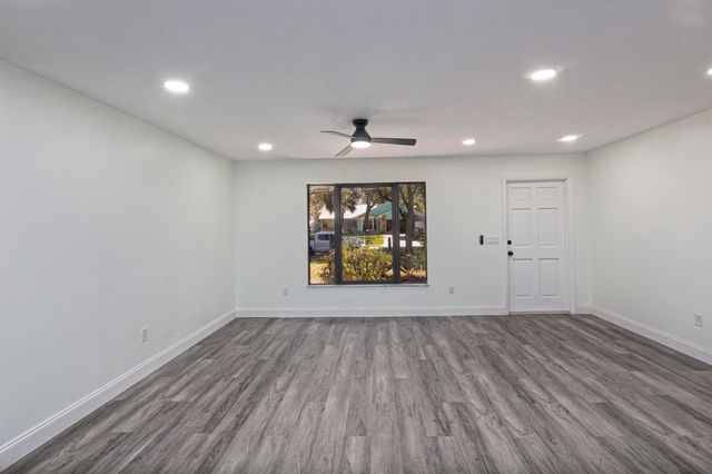 945 SW 33rd Avenue, Vero Beach, FL 32968