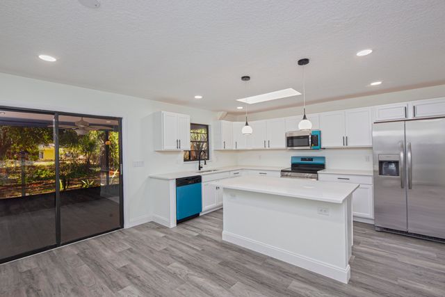 945 SW 33rd Avenue, Vero Beach, FL 32968