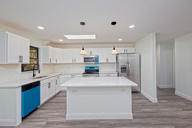 945 SW 33rd Avenue, Vero Beach, FL 32968