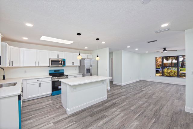 945 SW 33rd Avenue, Vero Beach, FL 32968