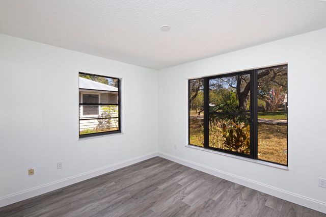 945 SW 33rd Avenue, Vero Beach, FL 32968