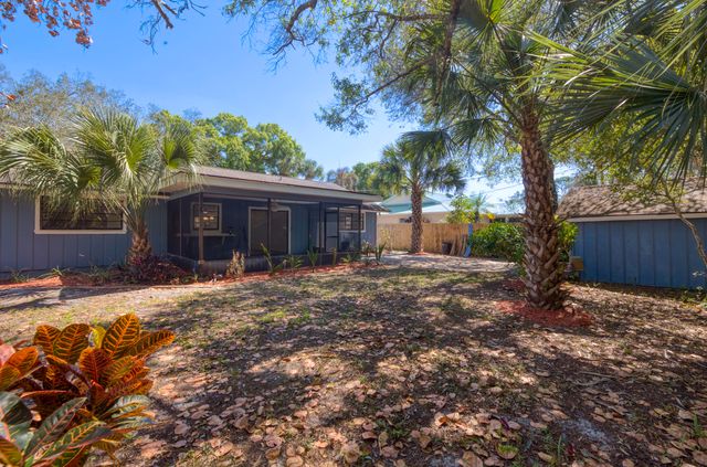 945 SW 33rd Avenue, Vero Beach, FL 32968