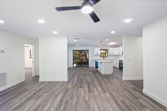 945 SW 33rd Avenue, Vero Beach, FL 32968