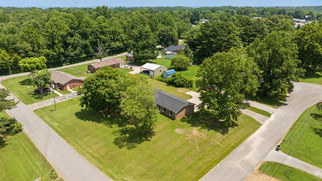 4 Park St, Fayetteville, TN 37334