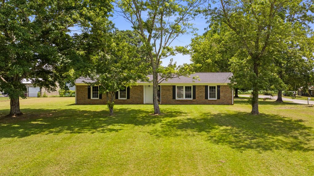 4 Park St, Fayetteville, TN 37334