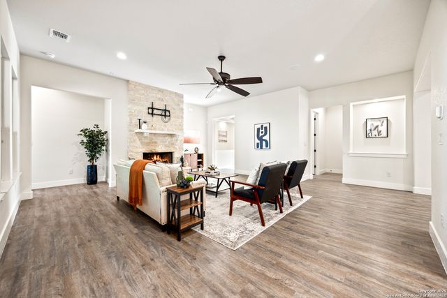 1015 Broken Spoke, Canyon Lake, TX 78133