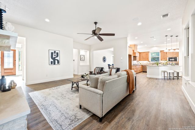 1015 Broken Spoke, Canyon Lake, TX 78133