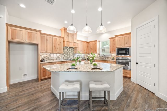 1015 Broken Spoke, Canyon Lake, TX 78133