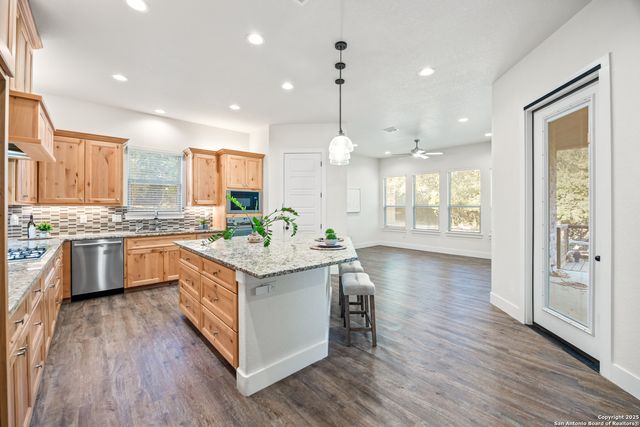 1015 Broken Spoke, Canyon Lake, TX 78133