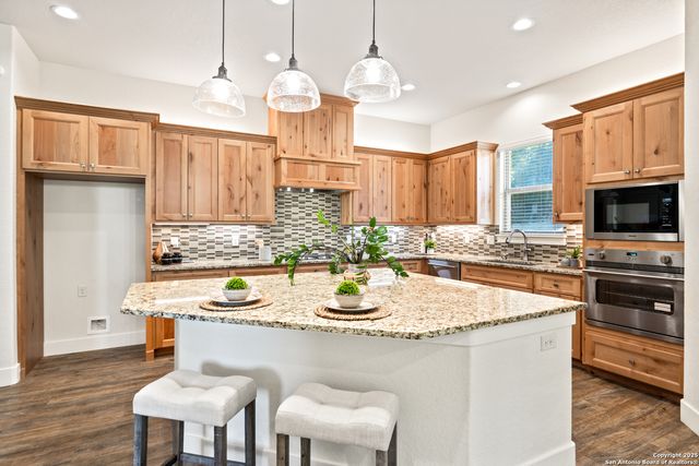 1015 Broken Spoke, Canyon Lake, TX 78133