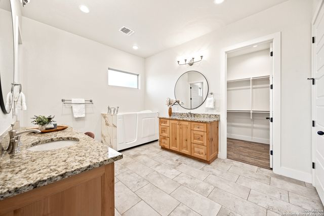 1015 Broken Spoke, Canyon Lake, TX 78133