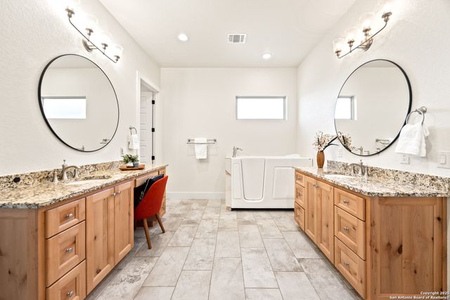 1015 Broken Spoke, Canyon Lake, TX 78133