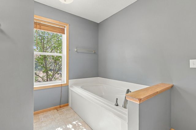1560 Oakbrooke Terrace, Eagan, MN 55122