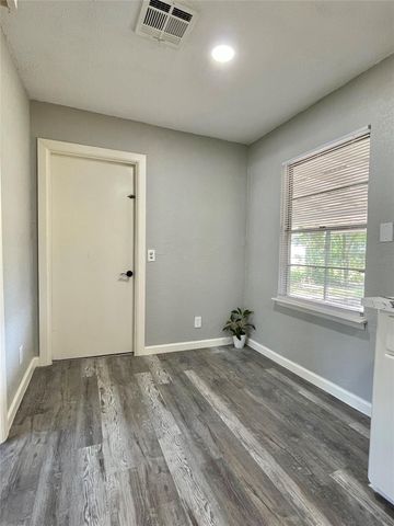 305 Cypress Street, Lake Jackson, TX 77566