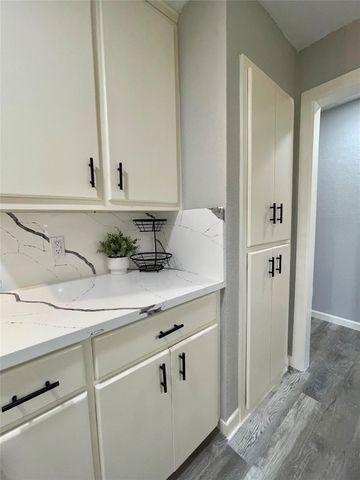 305 Cypress Street, Lake Jackson, TX 77566