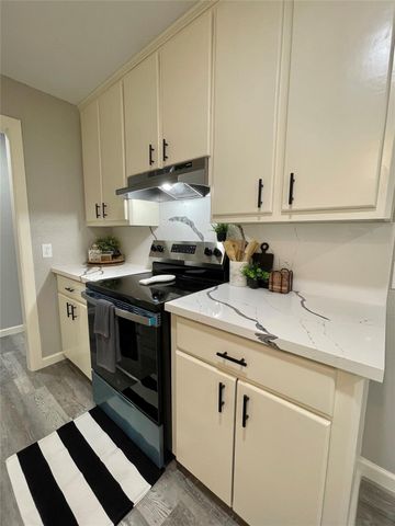 305 Cypress Street, Lake Jackson, TX 77566