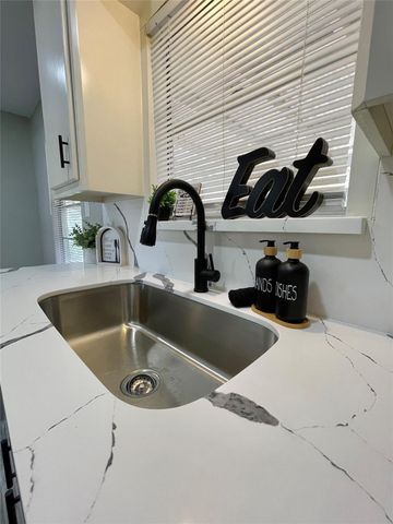 305 Cypress Street, Lake Jackson, TX 77566