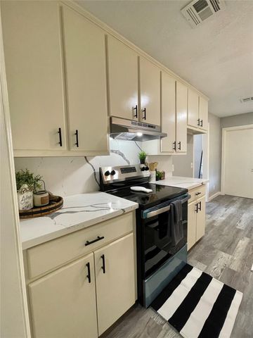 305 Cypress Street, Lake Jackson, TX 77566