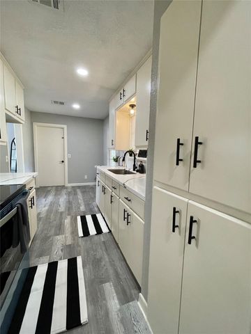 305 Cypress Street, Lake Jackson, TX 77566