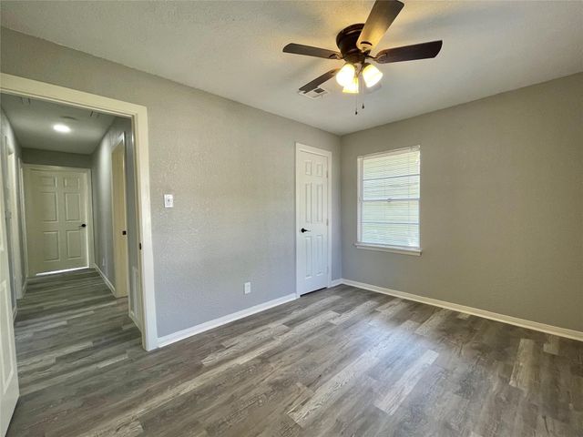 305 Cypress Street, Lake Jackson, TX 77566