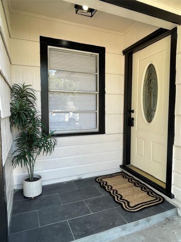 305 Cypress Street, Lake Jackson, TX 77566