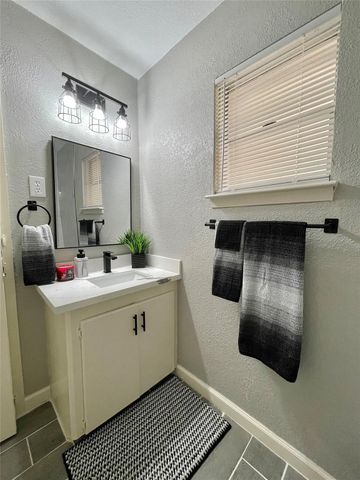 305 Cypress Street, Lake Jackson, TX 77566