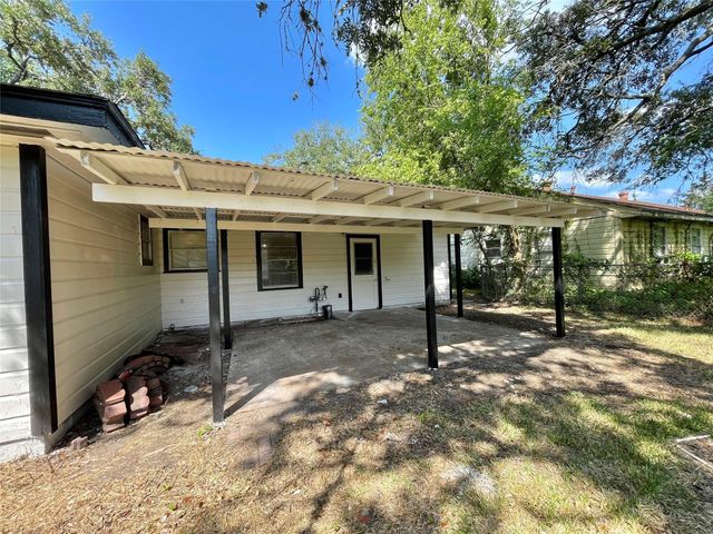 305 Cypress Street, Lake Jackson, TX 77566