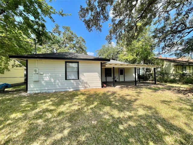 305 Cypress Street, Lake Jackson, TX 77566