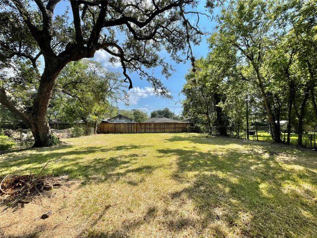 305 Cypress Street, Lake Jackson, TX 77566