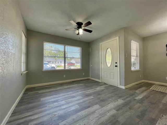 305 Cypress Street, Lake Jackson, TX 77566