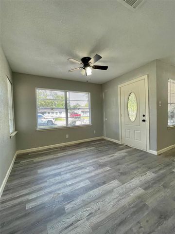 305 Cypress Street, Lake Jackson, TX 77566