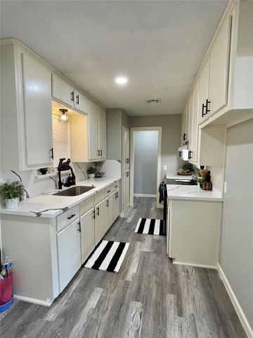 305 Cypress Street, Lake Jackson, TX 77566