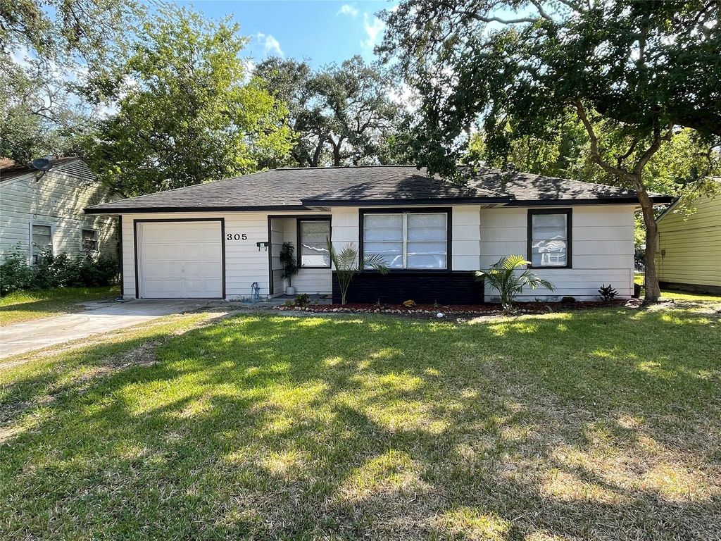 305 Cypress Street, Lake Jackson, TX 77566