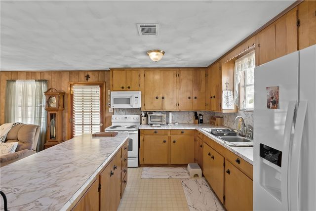 508 Lakeview Street, Somerville, TX 77879