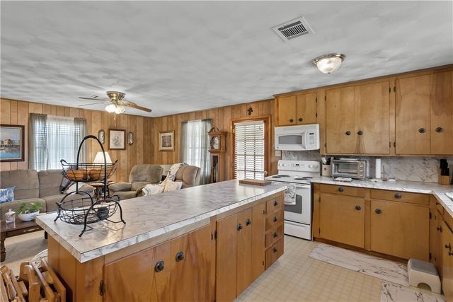 508 Lakeview Street, Somerville, TX 77879