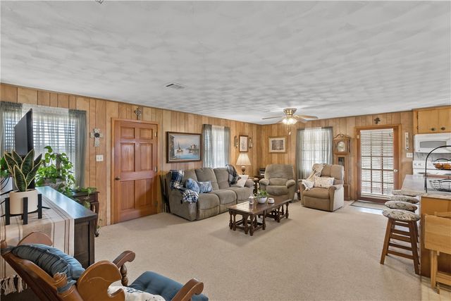 508 Lakeview Street, Somerville, TX 77879