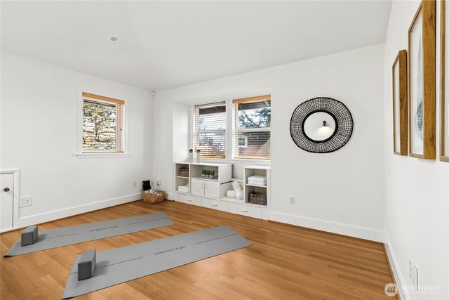 749 N 76th St, Seattle, WA 98103