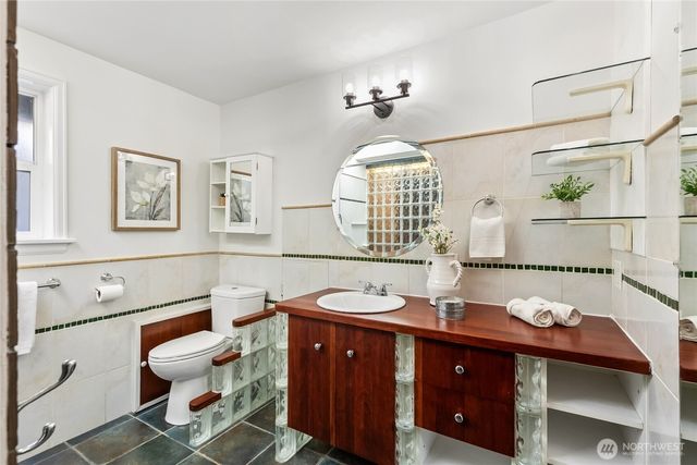 749 N 76th St, Seattle, WA 98103