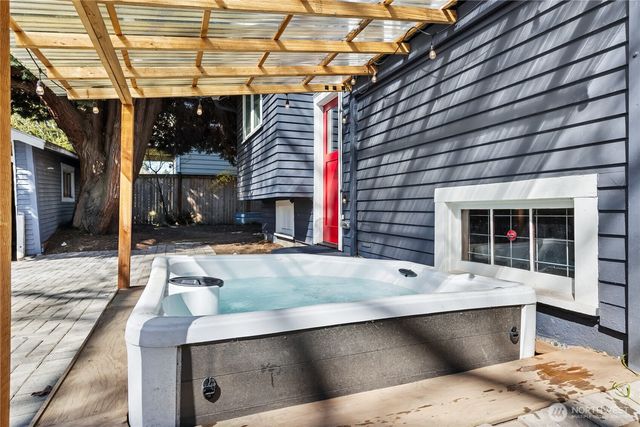 749 N 76th St, Seattle, WA 98103