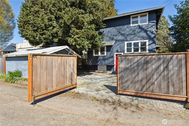 749 N 76th St, Seattle, WA 98103