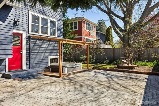 749 N 76th St, Seattle, WA 98103