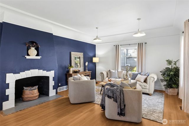 749 N 76th St, Seattle, WA 98103