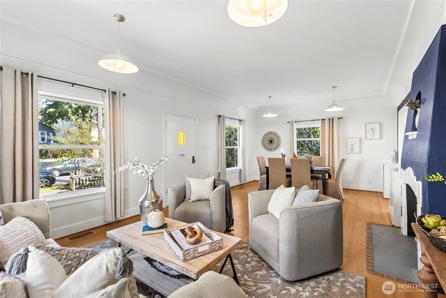 749 N 76th St, Seattle, WA 98103