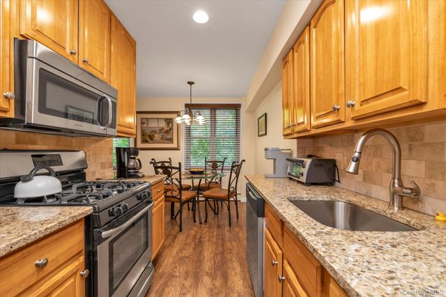 25 Canterbury Road 1F, Great Neck, NY 11021