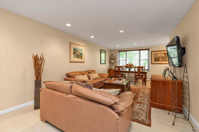 25 Canterbury Road 1F, Great Neck, NY 11021
